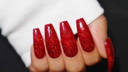 Red manicure na may mga sparkle: mga pagpipilian sa disenyo at mga trend ng fashion