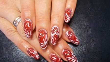 Red manicure na may isang pattern: mga tampok at disenyo ng mga halimbawa