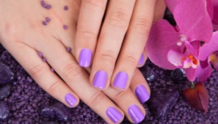 Manicure em tons lilás: ideias originais e tendências da moda