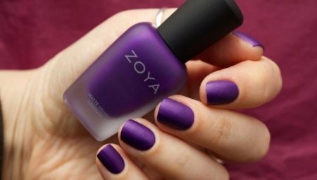 Manicura púrpura mate - ideas y tendencias de la moda.