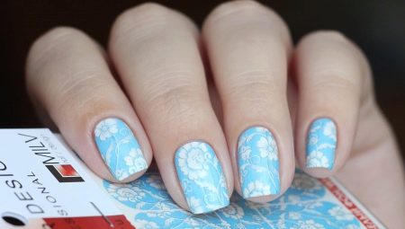 Idee alla moda di combinare i colori blu e bianco nella manicure