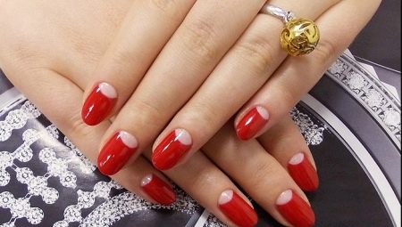 Kami membuat manicure bulan merah yang indah