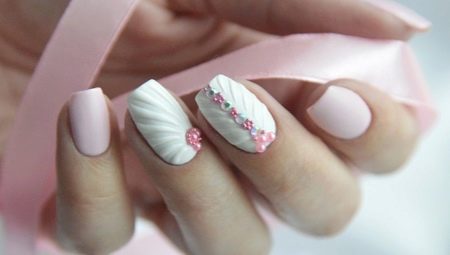 Schelpen op nagels: ontwerp kenmerken en technieken voor het maken van een manicure