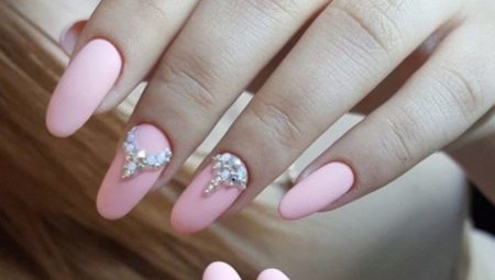 Pink manikyur na may rhinestones: kislap at pagkababae