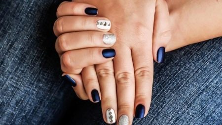 Blue manicure na may pilak
