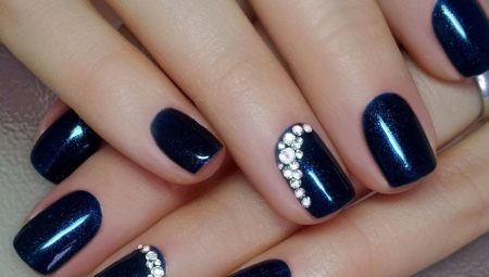 Blue manicure with rhinestones: showiness and saturation