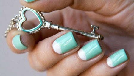 La combinazione di colori bianchi e turchesi in manicure