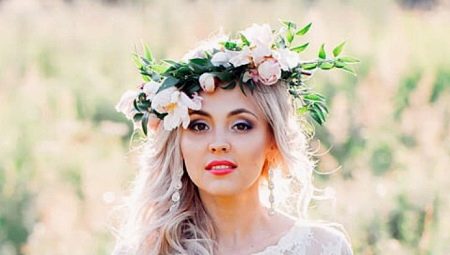 Esküvői frizurák virágokkal: áttekintés a legjobb stílusválasztási lehetőségekről és azok végrehajtásáról