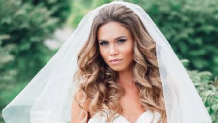 Acconciature da sposa con un velo sui capelli lunghi: una varietà di opzioni ed esempi della loro realizzazione