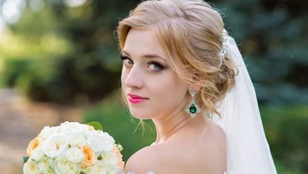 Bryllup frisyrer med et slør på middels hår: hva er og hvordan å lage dem?