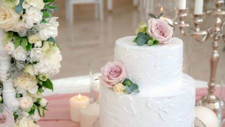 كعك الزفاف مع الزهور الطازجة: الميزات والخيارات