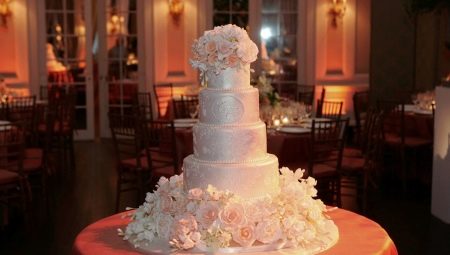 Gâteau de mariage avec des fleurs - options de décoration étonnantes