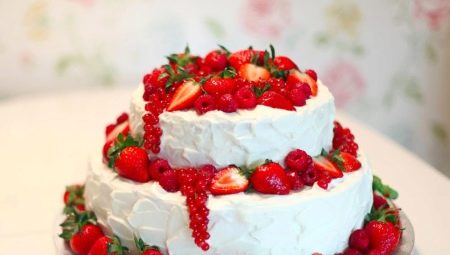 Bryllupskage med bær: Variationer af dessertdesign og smukke eksempler