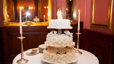 Drie-voudige taart met een bruiloft: ongewone ideeën en tips voor het kiezen