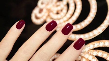 Dark red manicure: design options and fashion trends