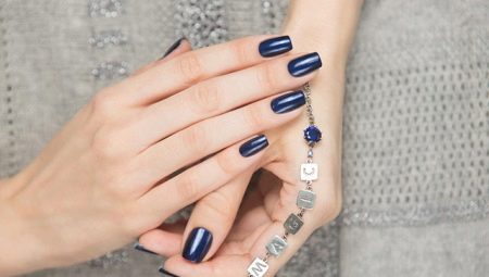Donkerblauwe manicure: modetrends en mooie combinaties