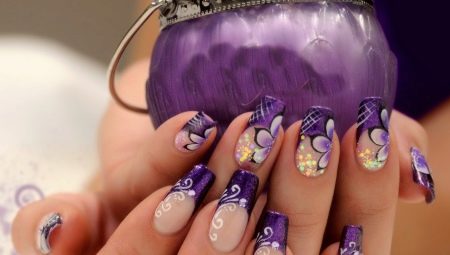 Varianten van manicureontwerp in paarse kleuren