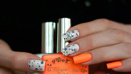 Heldere en ongewone ideeën die wit combineren met oranje tinten in de manicure
