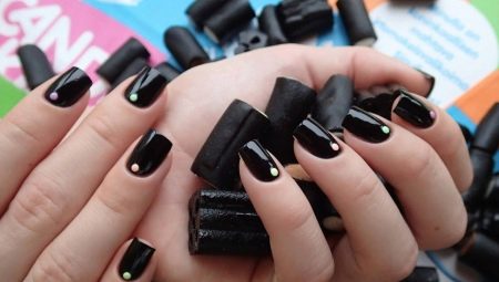 Penggilap gel hitam: kombinasi dengan warna dan aplikasi lain dalam manicure