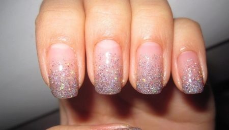 Manicure met glitters op de toppen van de nagels