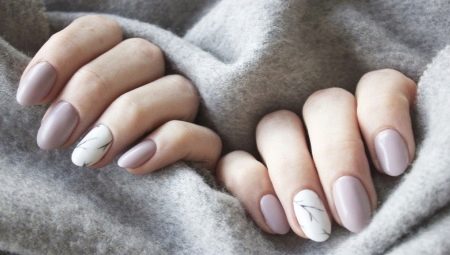 Manicure in de stijl van minimalisme