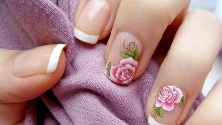 Ongebruikelijke Franse manicure met bloemen