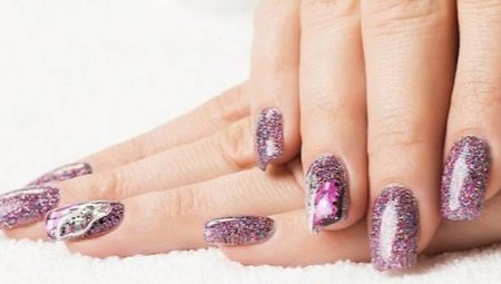 Recomendaciones sobre el uso de glitter para uñas y ejemplos de diseño de manicura.