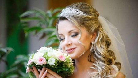חתונה hairstyles עם diadem: סטיילינג אפשרויות עבור חגיגה וכיצד לבצע אותם