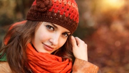Ce culori în haine, machiaj și accesorii sunt potrivite pentru femeile cu păr brun?