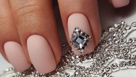 Manicure med en diamant