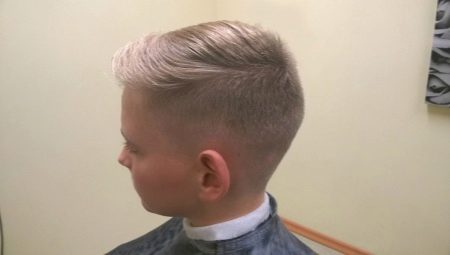 Idéias e opções de design para cortes de cabelo de tênis para um menino