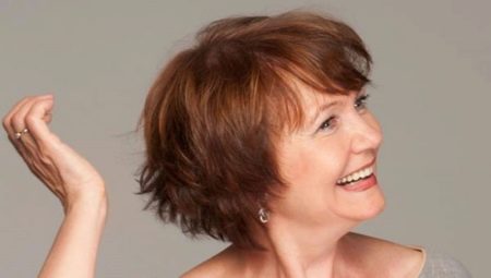 Trumpi šukuosena be stiliaus moterims po 60 metų
