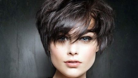Kort kvinnelige hårklipp uten styling: egenskaper, fordeler og ulemper, råd om valg