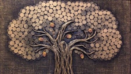 Imagem de uma árvore de dinheiro feita de moedas com as próprias mãos