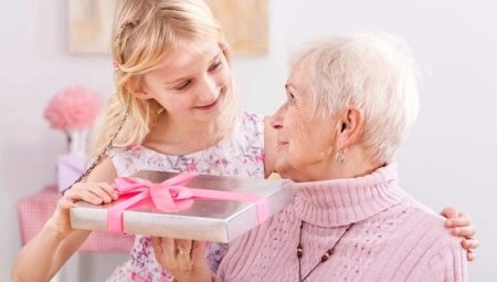 Hva skal jeg gi en bestemor på jubileumet?