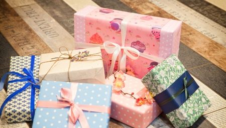 Hvordan pakke en flat gave i gavepapir?