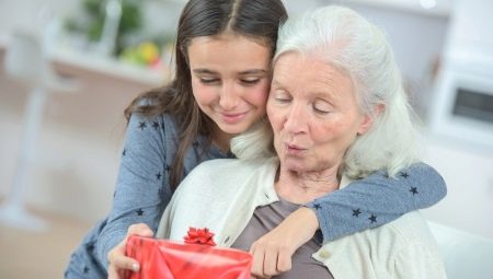 Regali per la nonna da 80 anni: le migliori idee e raccomandazioni per la scelta