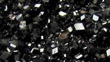 Granate Negro: Propiedades, Descripción y Aplicación