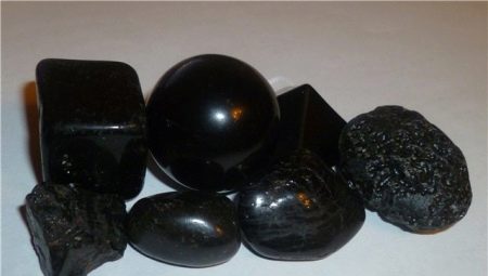 Svart onyx: egenskaper hos en sten, applikation, urval och vård