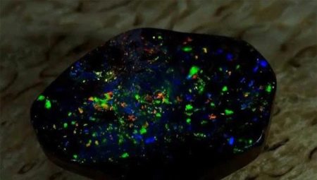 Zwart opaal: uiterlijk, eigenschappen en reikwijdte