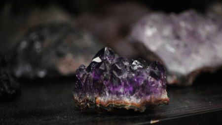 Artificial ametist: ce este și cum se deosebește de piatra naturală?