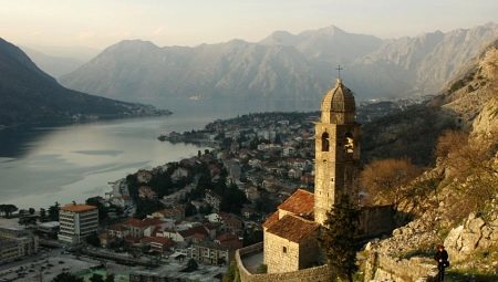 มีการพักผ่อนหย่อนใจในเมือง Kotor ใน Montenegro