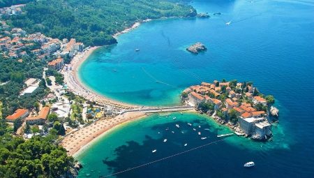 Sveti Stefan ใน Montenegro: ชายหาดโรงแรมและสถานที่ท่องเที่ยว