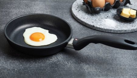 Typer og utvalg av pan for eggerøre