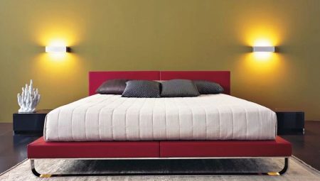 الشمعدان في غرفة النوم فوق السرير: وجهات النظر والموقع