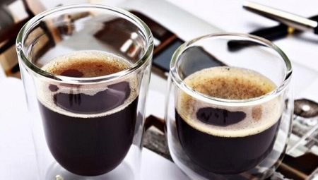 Brýle a sklenice na kávu: typy a nuance výběru