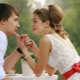 Svatební šaty s červeným páskem - umístíme velkolepé akcenty