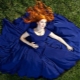Mørk blå kjole - for et mystisk bilde
