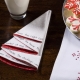 Como guardanapos belamente dobrados para a mesa do Ano Novo?