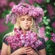 Escogiendo flores para una mujer de cancer